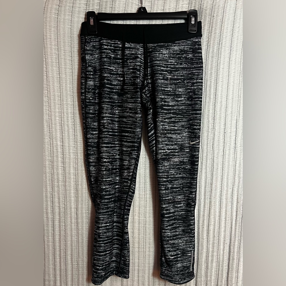 Nike Women's Black and Silver Patterned Capri Active Leggings